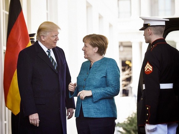 Общество: Трамп встретился с Меркель в Британии
