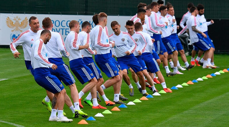 Футбол в одно касание и обсуждение финала ЛЧ: как сборная России готовится к матчам квалификации Евро-2020 в Новогорске 01062019 Спорт: Футбол в одно касание и обсуждение финала ЛЧ: как сборная России готовится к матчам квалификации Евро-2020 в Новогорске