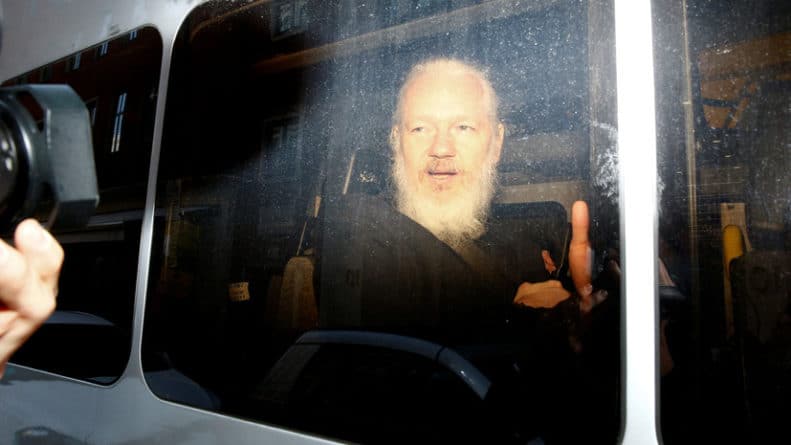 Общество: «Вашингтон прибегает к помощи осуждённого мошенника»: в WikiLeaks заявили о подготовке нового обвинения против Ассанжа