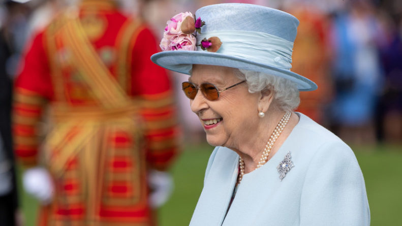 Общество: Королева Великобритании поздравила россиян с праздником