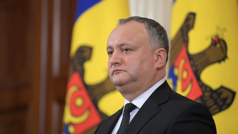 Общество: Додон поблагодарил Британию за признание нового правительства Молдавии
