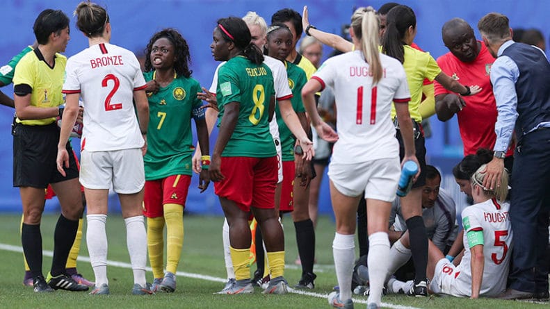 Спорт: Стычки на поле, слёзы и упрёки в расизме: матч женского ЧМ по футболу Англия — Камерун завершился скандалом