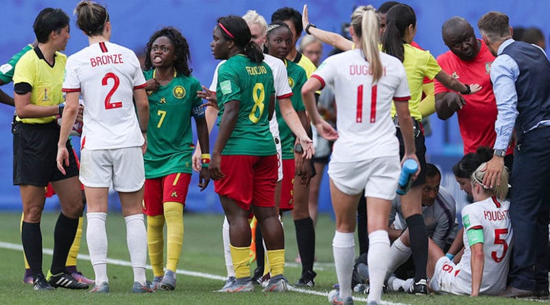 Спорт: Стычки на поле, слёзы и упрёки в расизме: матч женского ЧМ по футболу Англия — Камерун завершился скандалом