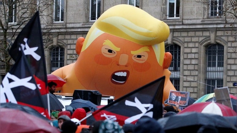 Общество: В Лондоне запустили "Трамп-шар":  ​На протесте в Лондоне появился шестиметровый "младенец Трамп" – кадры
