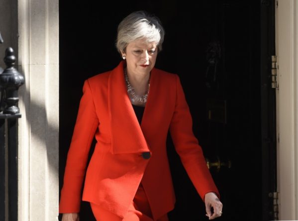 Общество: Тереза Мэй покидает пост лидера Консервативной партии Британии