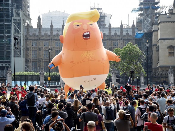 Трамп в Британии: более 250 тысяч протестующих и проекция "Трампа-малыша" на скале 03062019 Общество: Трамп в Британии: более 250 тысяч протестующих и проекция "Трампа-малыша" на скале