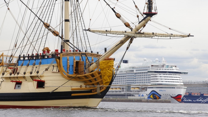 Общество: Корабль "Полтава" пришвартуется на Английской набережной 2 июля