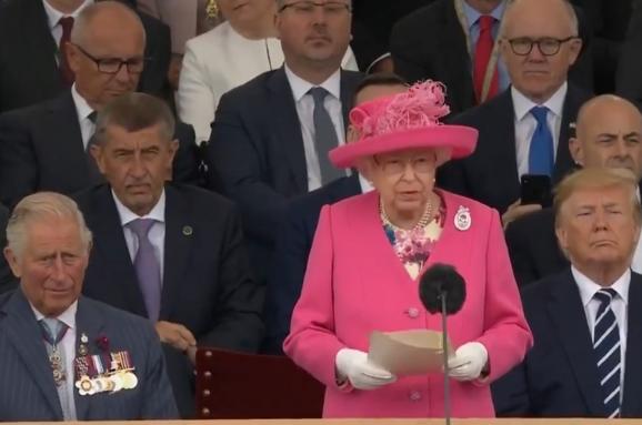 Общество: "Как подросток на концерте": Британия насмехается над послом США, который снимал речь королевы из-за ее спины
