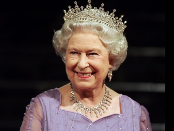 Общество: Елизавета II готовит Меган Маркл к роли королевы-консорт