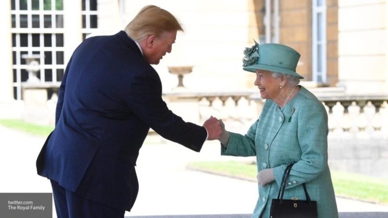 Общество: Трамп нарушил протокол во время встречи с королевой Великобритании