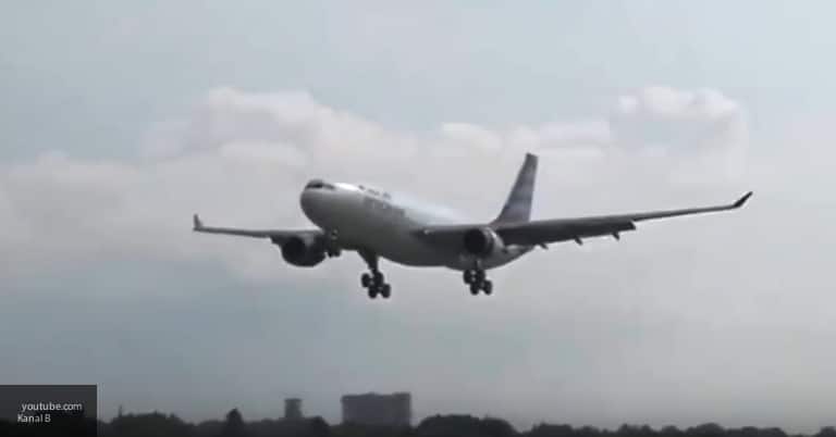 Общество: Индийский самолет вынужденно сел в Лондоне из-за угрозы взрыва
