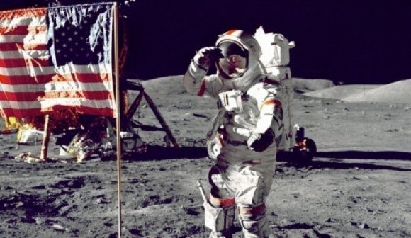 Общество: Британский летчик нашел доказательства фальсификации полета США на Луну