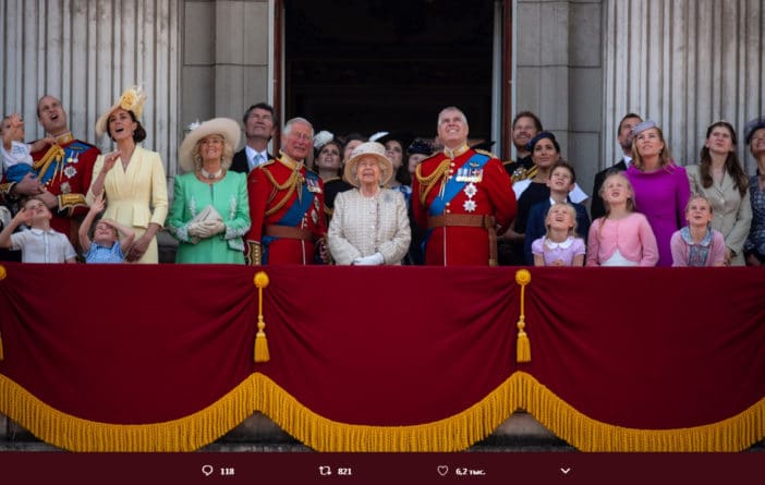 Общество: Британцы отпраздновали официальный день рождения Елизаветы II военным парадом