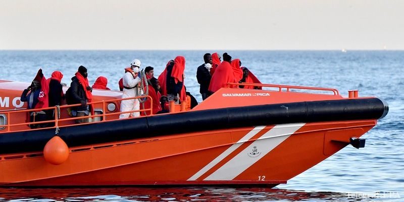 В проливе Ла-Манш за день задержали более 70 мигрантов 02062019 Происшествия: В проливе Ла-Манш за день задержали более 70 мигрантов