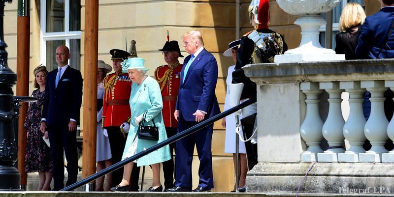 Общество: Президент США Дональд Трамп мог нарушить протокол в Британии, положив руку на спину королеве