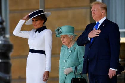 Общество: Елизавета II уличила Трампа в забывчивости из-за подарка