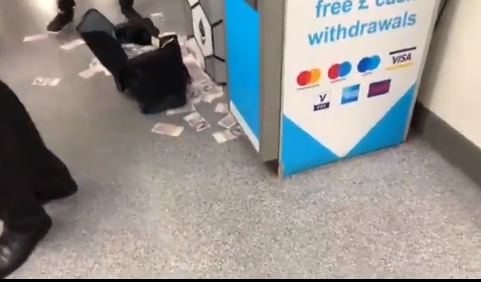В Лондоне банкомат "плевался" деньгами беспрерывно: в сети опубликовали кадры