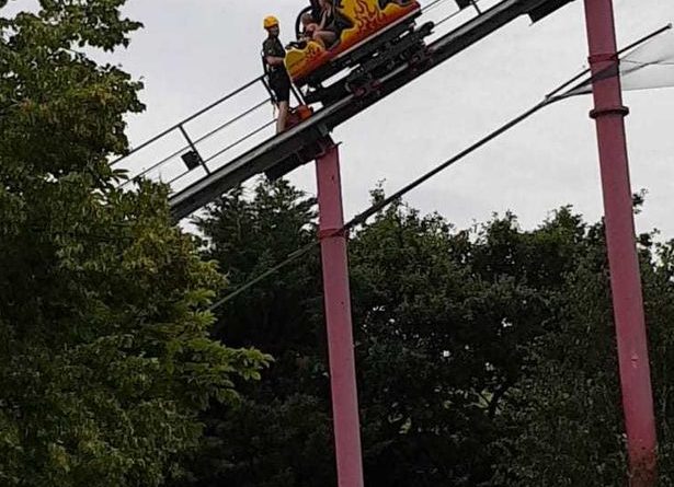 Происшествия: Дети застряли на вершине аттракциона в Британии.