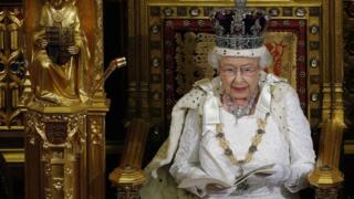 Общество: Королеву Британии из-за "брексита" хотят втянуть в политику. Такого не было 88 лет