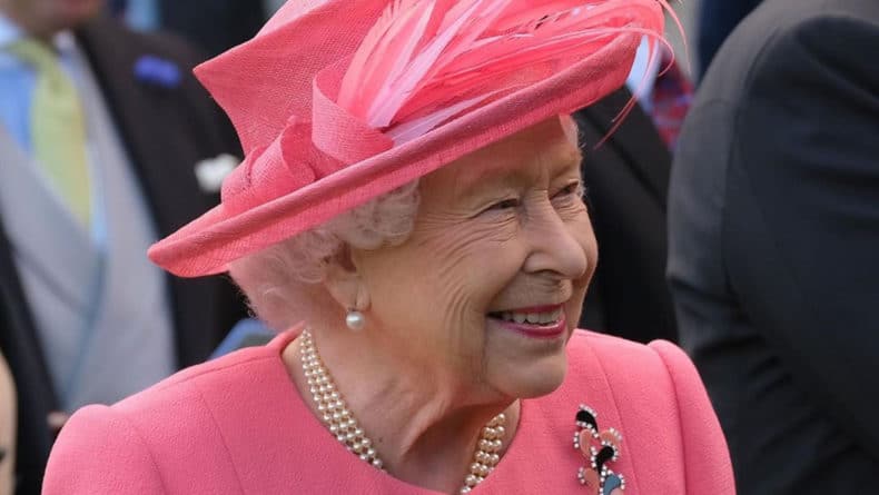 Знаменитости: Вся в розовом: королева Елизавета II появилась на садовой вечеринке – фото