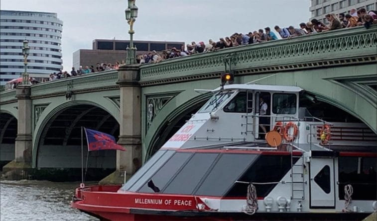 Общество: Катер с туристами врезался в знаменитый Вестминстерский мост в Лондоне