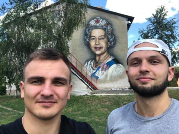 Общество: Королеву Великобритании расписали в Петриковском районе