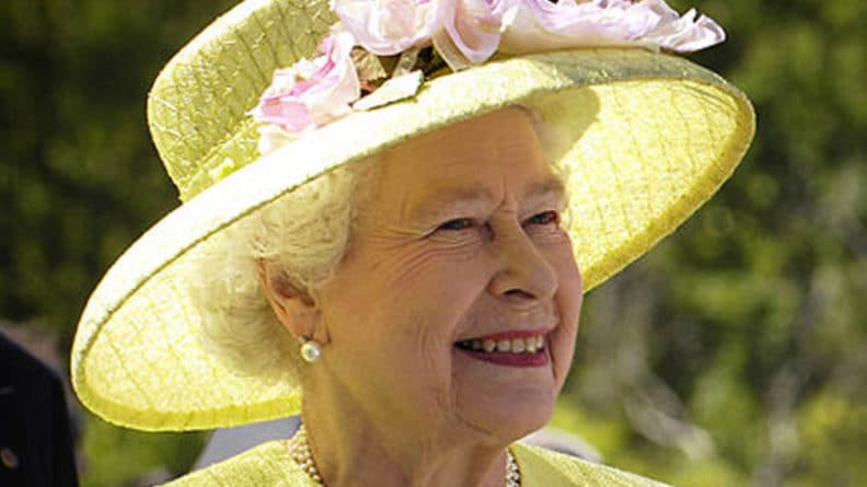 Общество: Королева Британии развлекалась ловлей летучих мышей в шотландском замке
