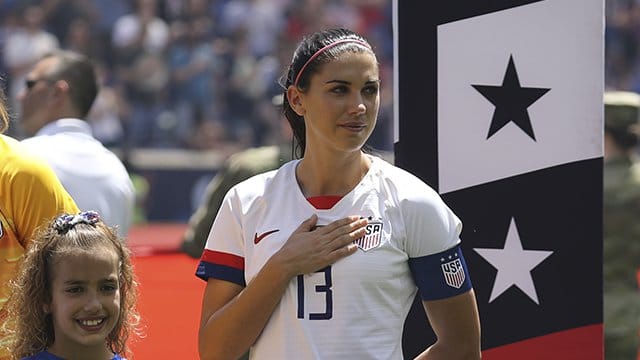 Спорт: Футболистка США забила в ворота Англии и отпраздновала гол скандальным жестом