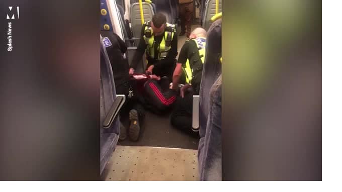 Общество: В Англии пассажиру поезда во время задержания выбили зубы за отказ показать билет
