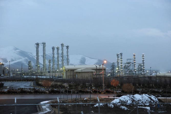 Общество: Иран превысил запасы обогащенного урана, разрешенные ядерной сделкой