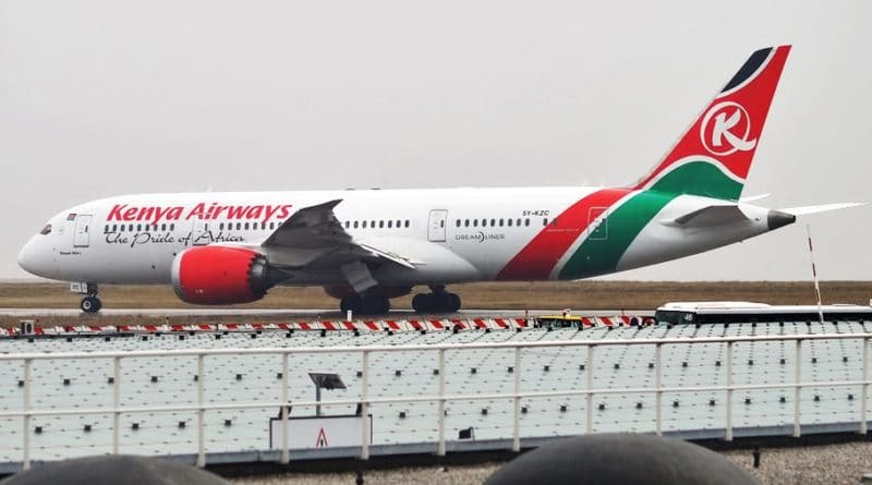 Англия Лондон ЧП Авиация Африка: Житель Лондона нашел в своем саду пугающую находку, выпавшую из пролетавшего над городом самолета 02072019 Происшествия: Англия Лондон ЧП Авиация Африка: Житель Лондона нашел в своем саду пугающую находку, выпавшую из пролетавшего над городом самолета