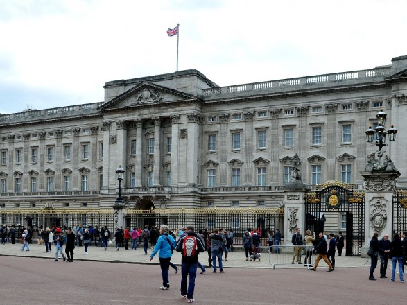 Общество: В Лондоне задержали мужчину, перелезшего через ворота Букингемского дворца  11 июля 2019, 11:38