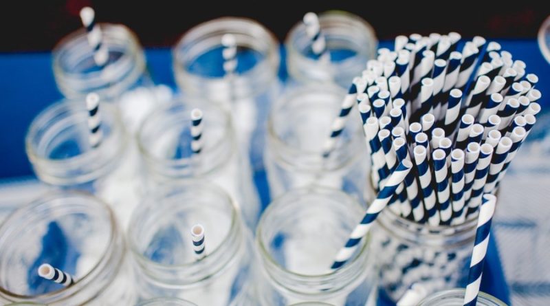 Происшествия: Британку убило металлической трубочкой для напитков