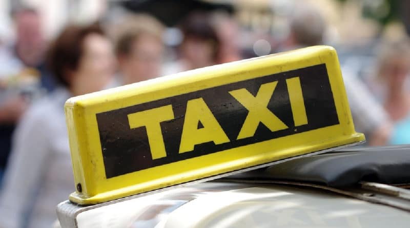 Жительницу Великобритании выгнали из самолёта EasyJet из-за глубокого декольте. 02072019 Происшествия: Жительницу Великобритании выгнали из самолёта EasyJet из-за глубокого декольте.