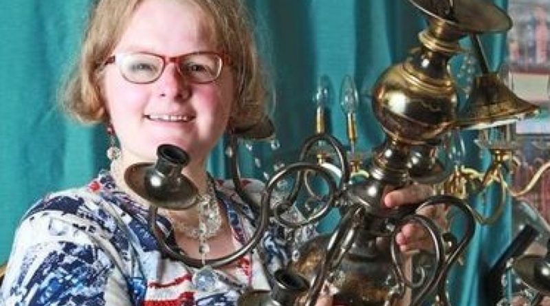 Происшествия: Британка вознамерилась заключить брак с канделябром (ФОТО)