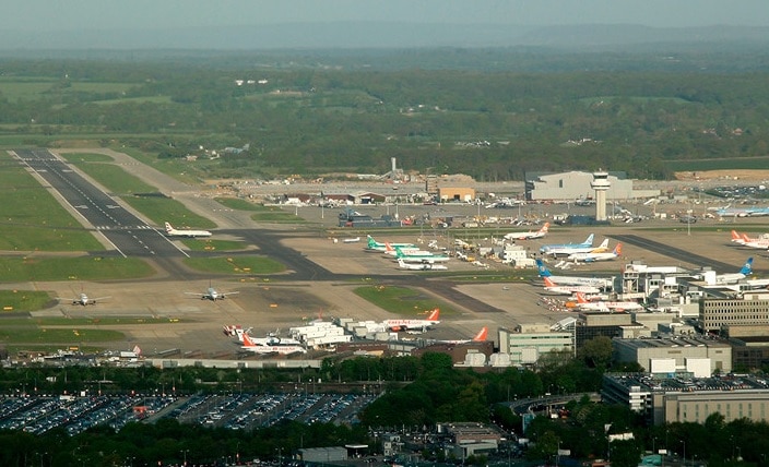 Общество: Лондонский аэропорт Гатвик приостановил отправку и прием рейсов