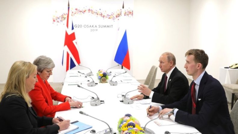 Общество: Песков заявил о «дружелюбном подходе» Лондона по итогам встречи Путина с Мэй