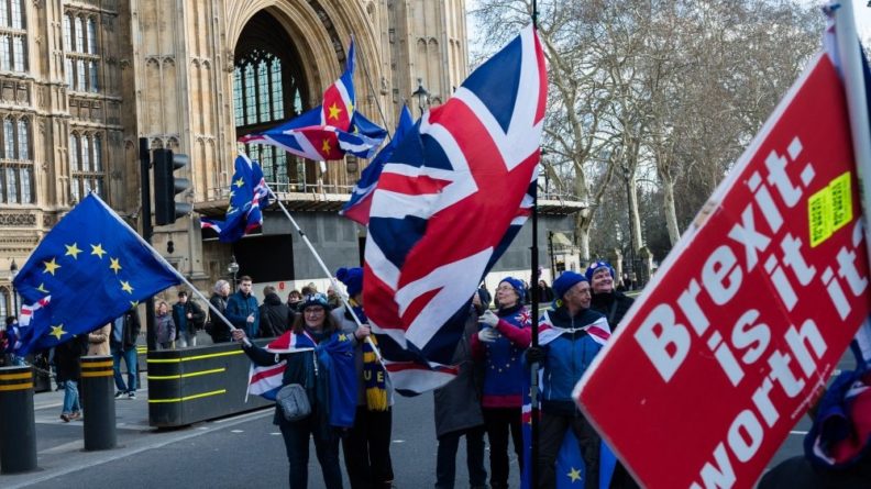 Политика: Лондон подсчитал потери от «жесткого» Brexit
