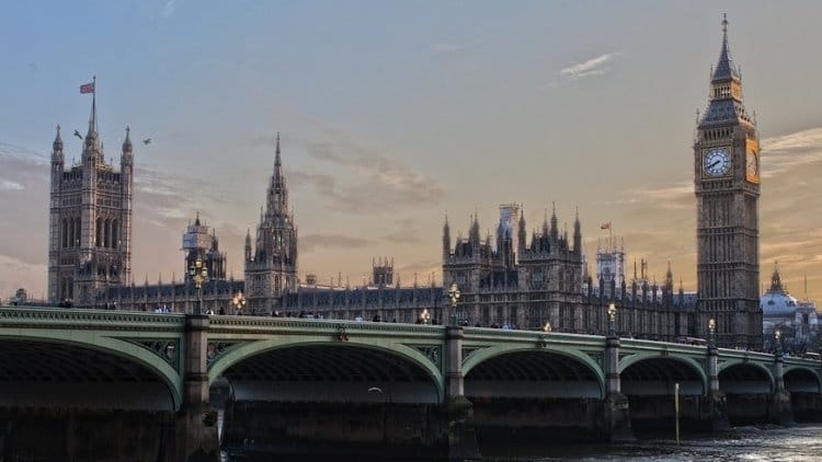 Общество: Судно врезалось в Вестминстерский мост в Лондоне