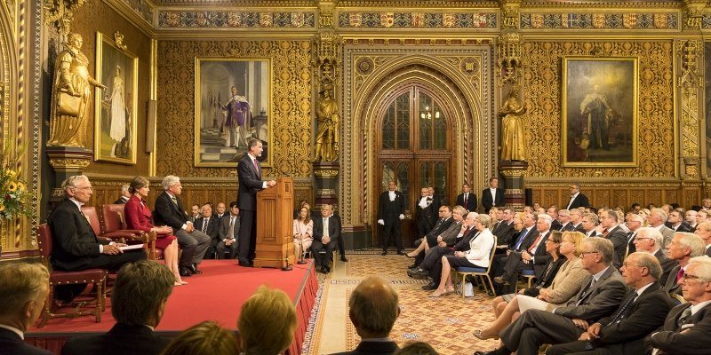Общество: В парламенте Великобритании призвали к переговорам с «собратьями» из России