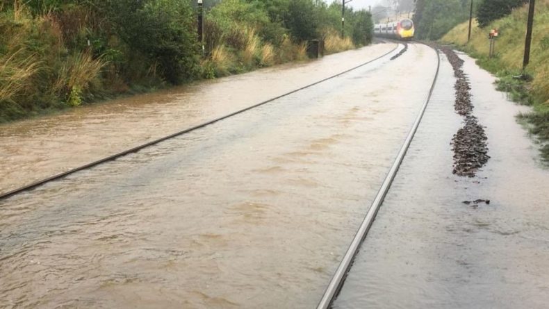 Без рубрики: Дождями затоплены железнодорожные пути между Шотландией и Англией