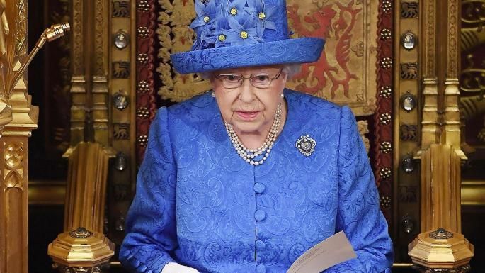 Знаменитости: Она очень встревожена: Елизавета II заявила о неспособности британских политиков управлять государством