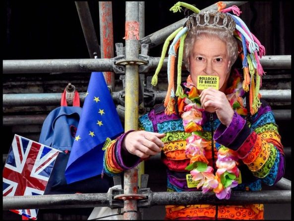 Знаменитости: Елизавета II разочаровалась в британских политиках из-за Brexit