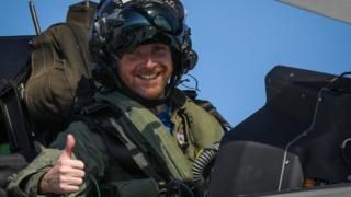 Общество: Военным летчикам Британии разрешили носить бороду. Почему только сейчас?