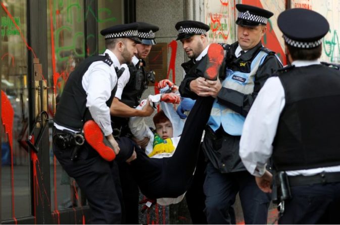 Происшествия: Протест в Лондоне: Посольство Бразилии облили красной краской