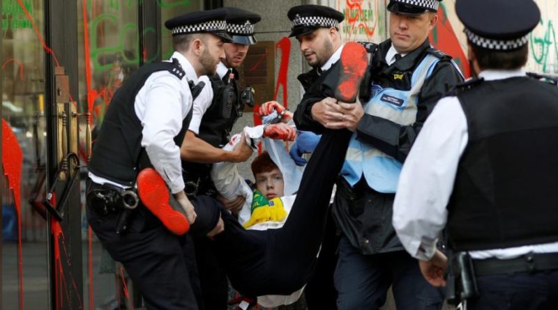 Протест в Лондоне: Посольство Бразилии облили красной краской 13082019 Происшествия: Протест в Лондоне: Посольство Бразилии облили красной краской