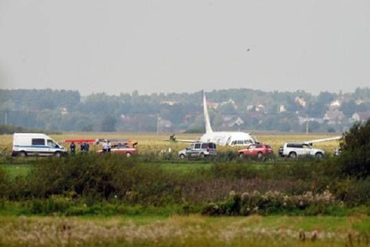 Общество: Британцы восхитились героизмом пилотов севшего в кукурузном поле самолета