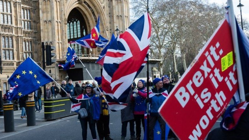 Общество: Эксперт не верит в страшилки о катастрофических последствиях жесткого Brexit для Британии