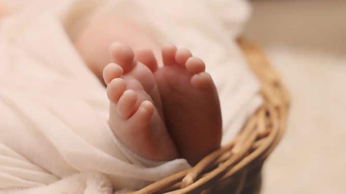 Общество: В Великобритании новорожденная девочка умерла от грудного молока матери