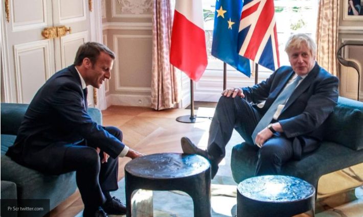 Премьер-министр Британии Борис Джонсон закинул ногу на стол в ходе встречи с Макроном